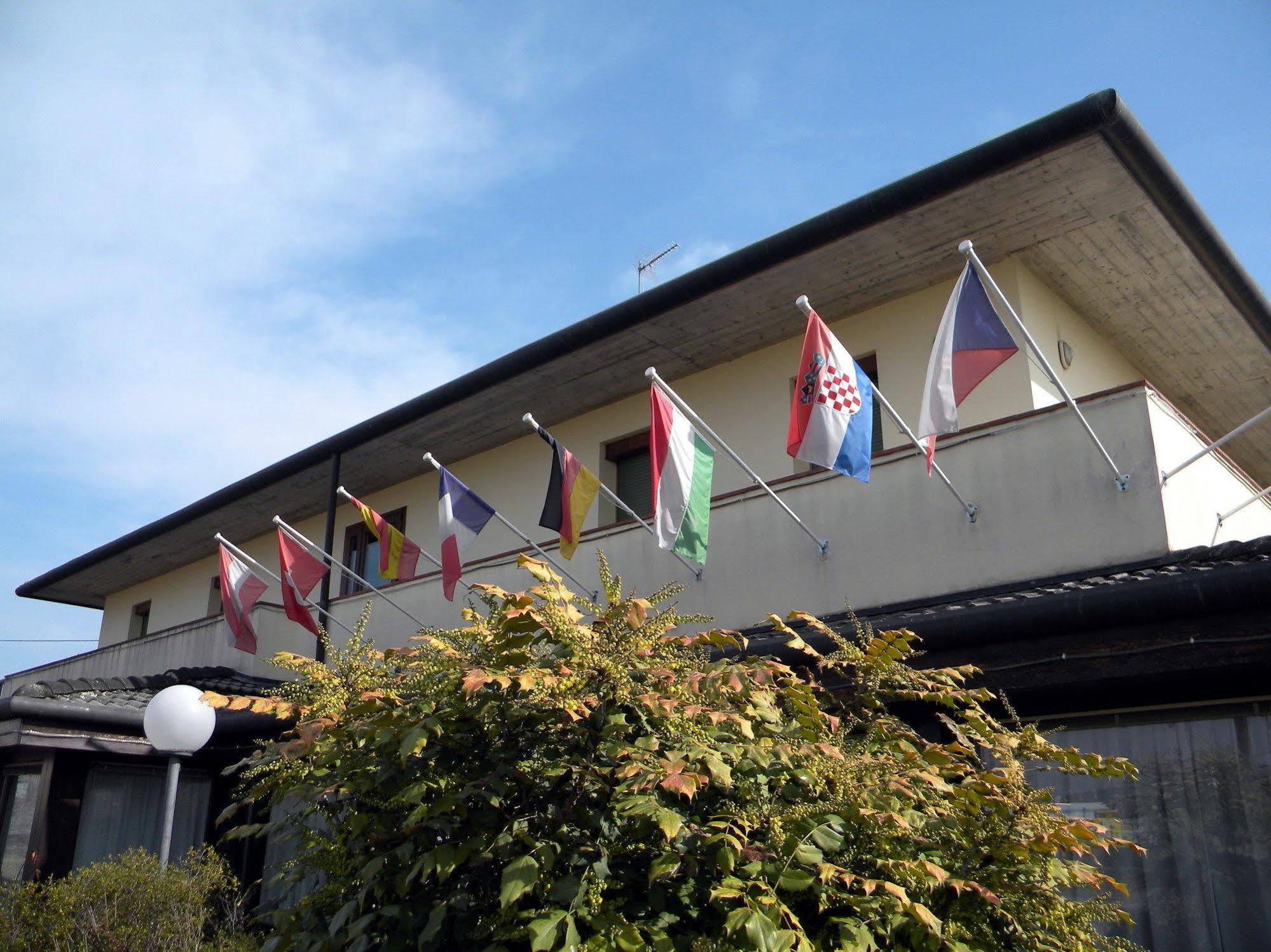 Hotel Corone Caerano Di San Marco Exterior photo