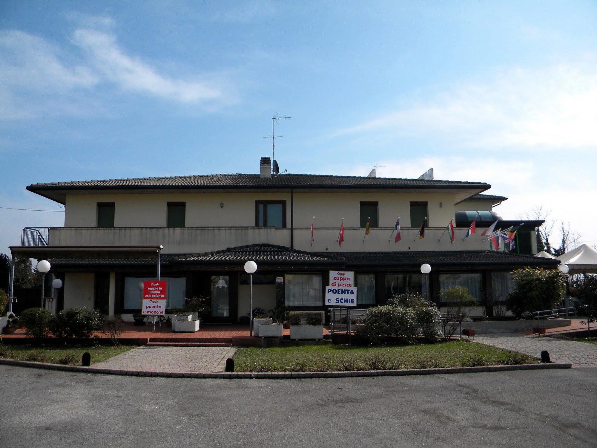 Hotel Corone Caerano Di San Marco Exterior photo